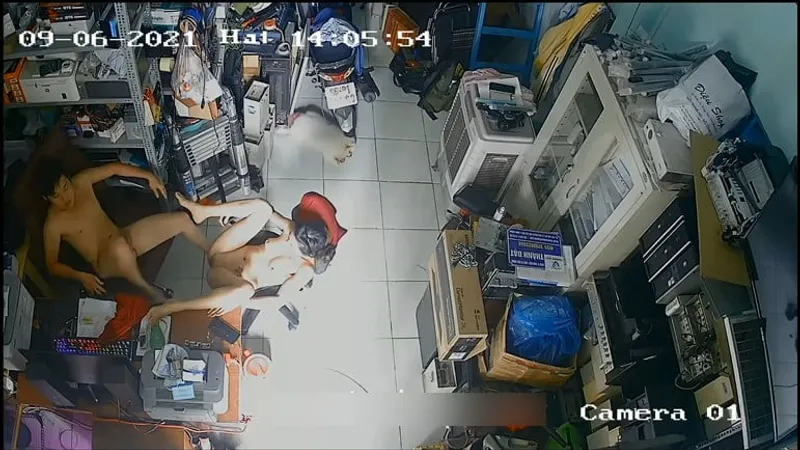 Cô vợ chồng yêu phang nhau trong của hàng máy tính