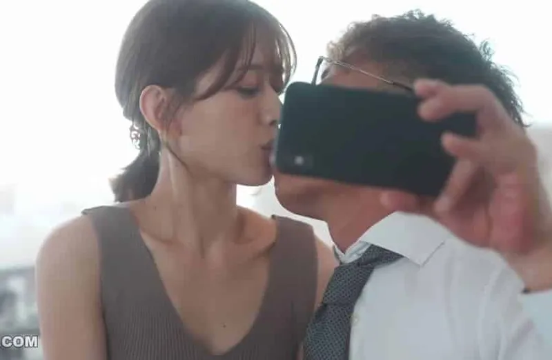 Thấy cô vợ hơi lạ, gã chồng xem điện thoại vợ yêu và thấy cảnh chịch với cấp trên của mình
