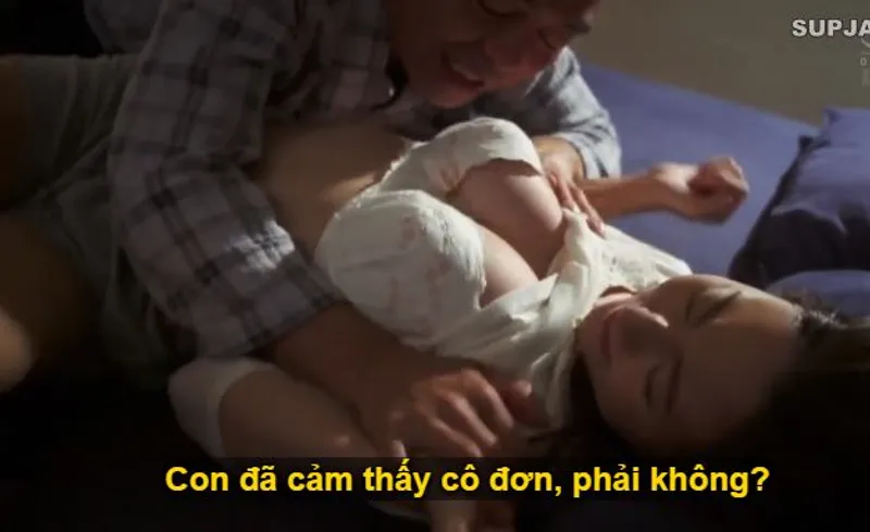 Nhìn con trai mải miết lao đầu vào việc khiến người yêu của nó buồn bã cô quạnh, ông bố chồng liều lĩnh đè bẹp con dâu ra.