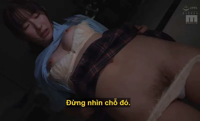 Ông chủ mưu tính "làm tình" với cô nhân viên dưới quyền kiêu kỳ lười nhác, suốt ngày bận rộn chat chit cùng người yêu.